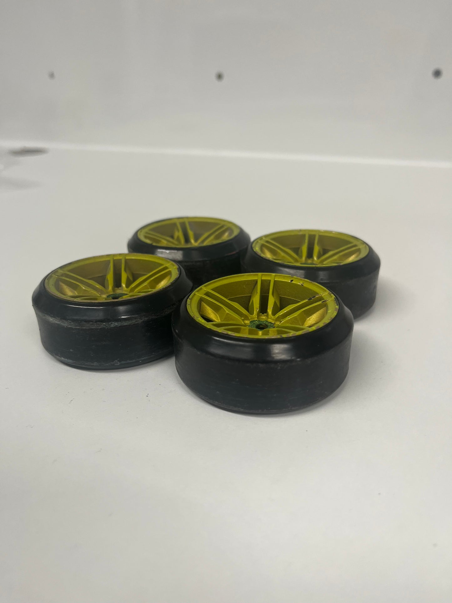 Sakura D5 Wheels Painted Gold With Tyres Outdoor