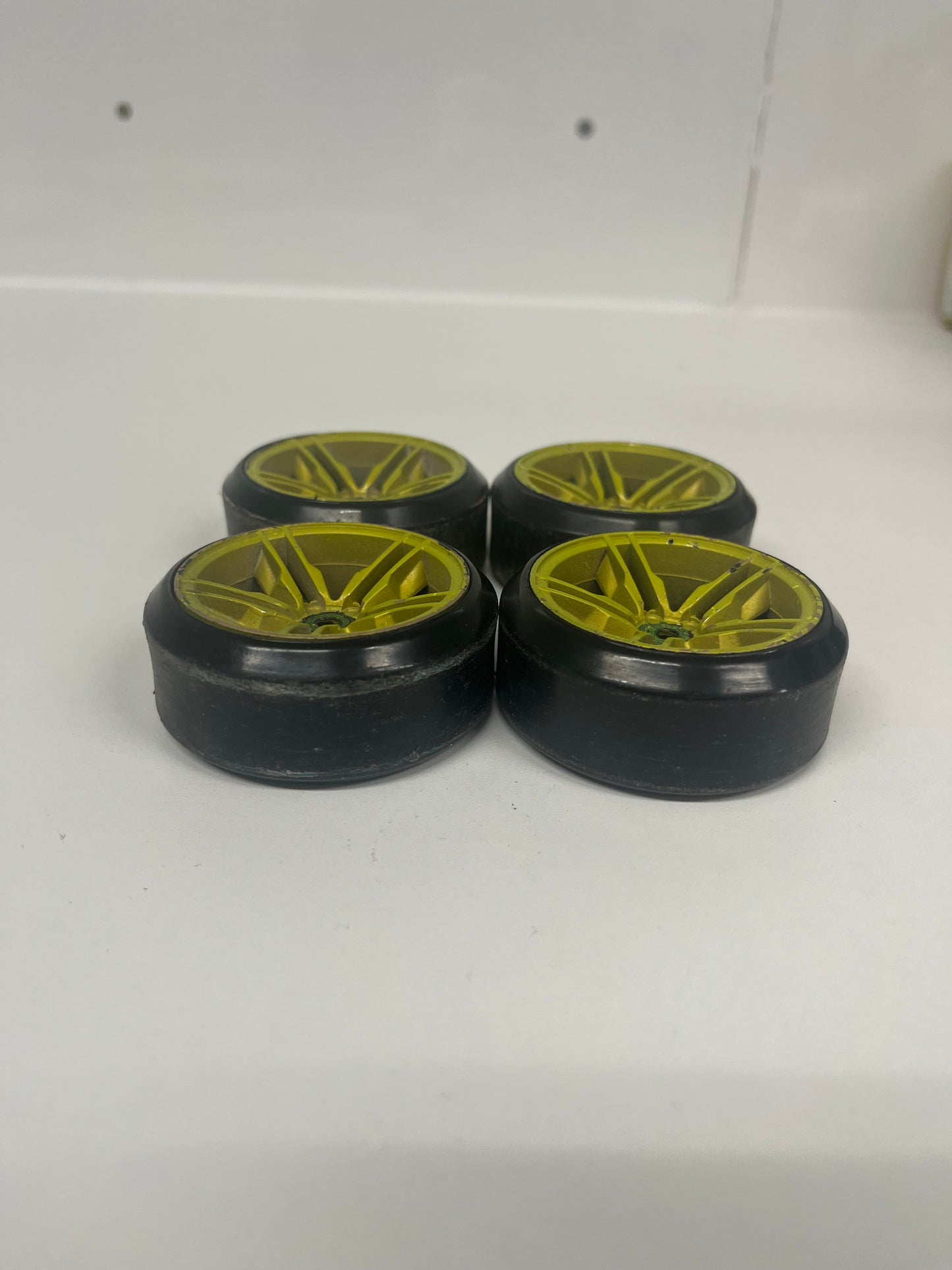 Sakura D5 Wheels Painted Gold With Tyres Outdoor