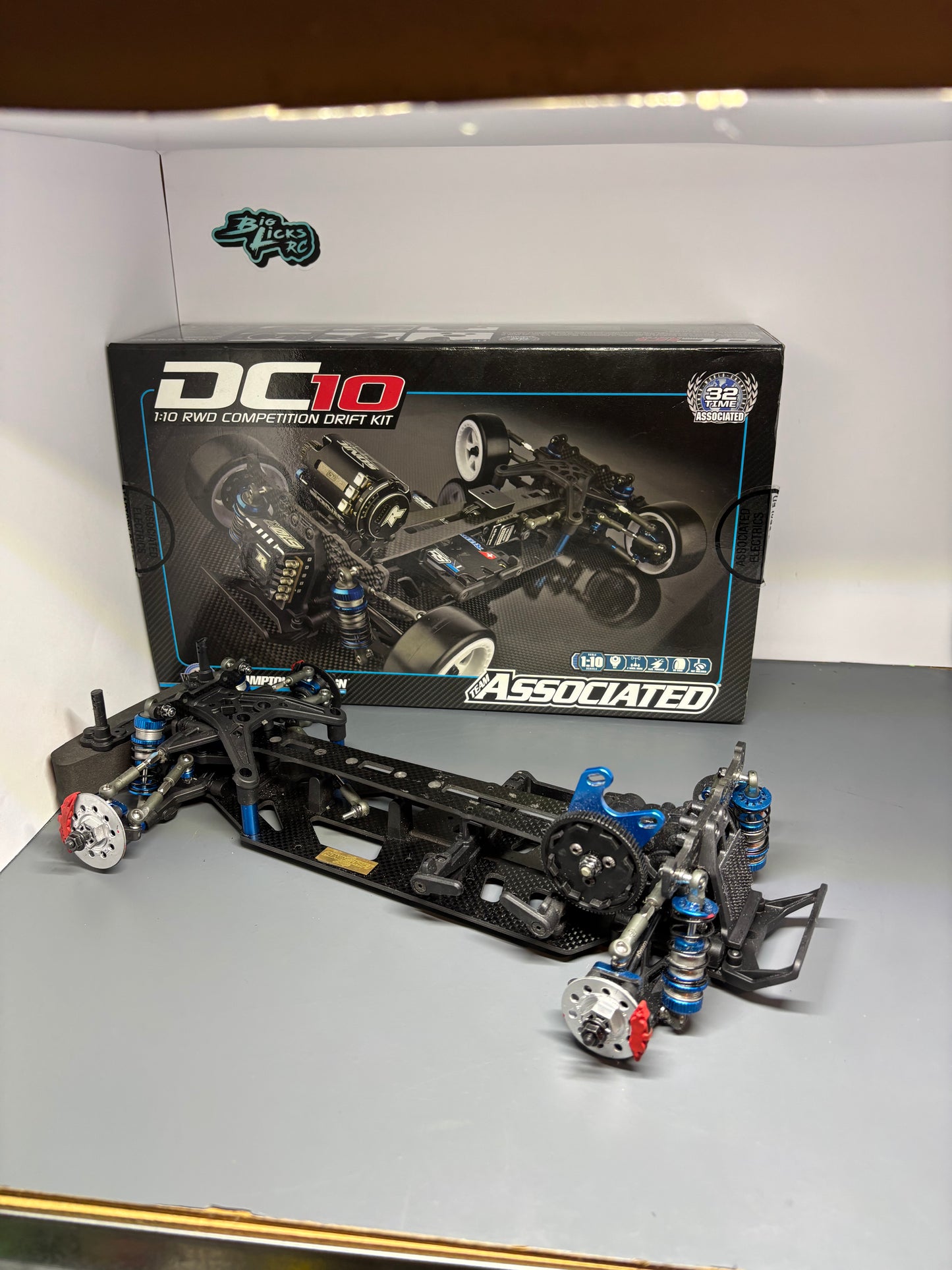 Team Associated DC10 Carbon Alloy RWD Drift Chassis Blue