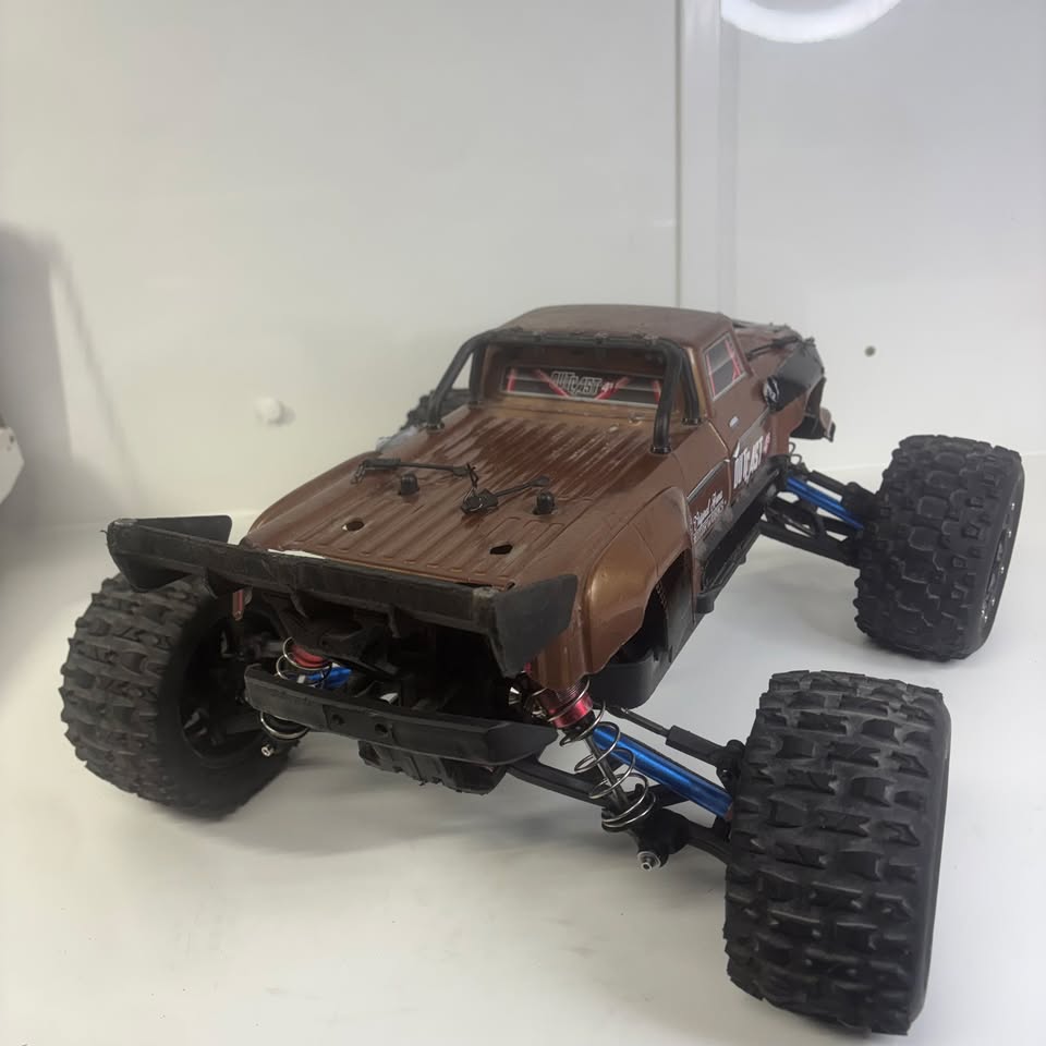 Arrma Outcast 4s Brushless RC Car