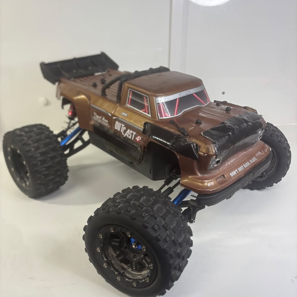 Arrma Outcast 4s Brushless RC Car
