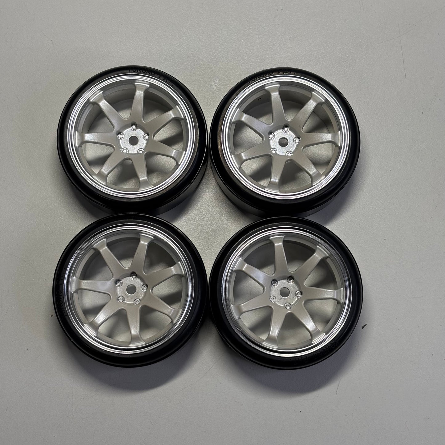 Yokomo Wheels Offset 3mm White Chrome & Tyres