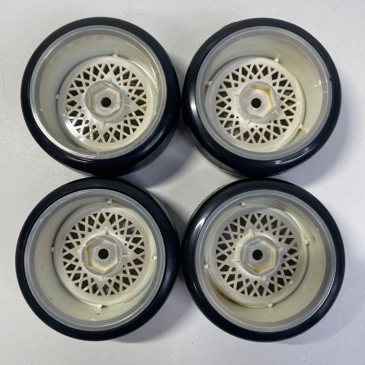Gold/Chrome Wheels & Tyres 6mm Offset (LP86)