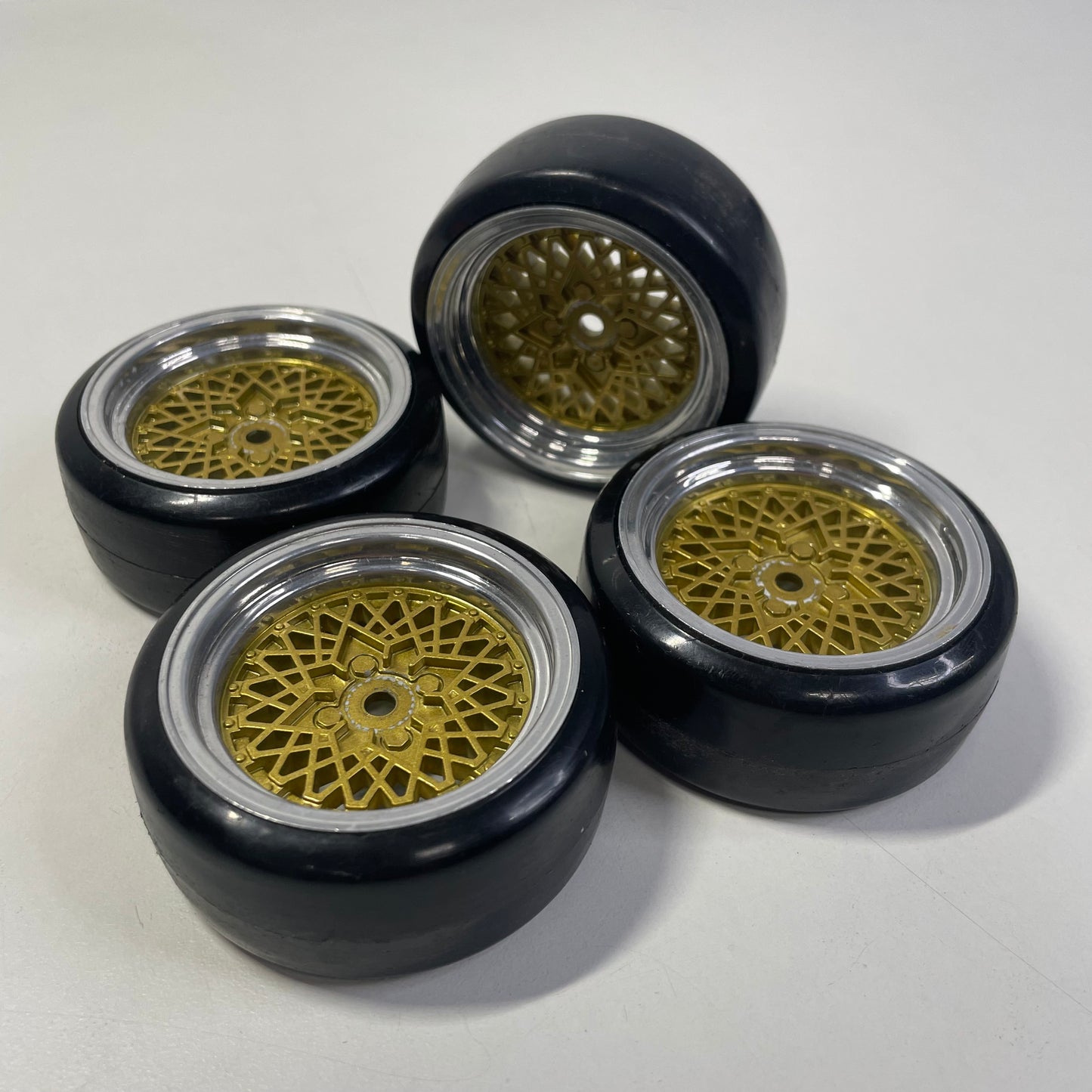 Gold/Chrome Wheels & Tyres 6mm Offset (LP86)