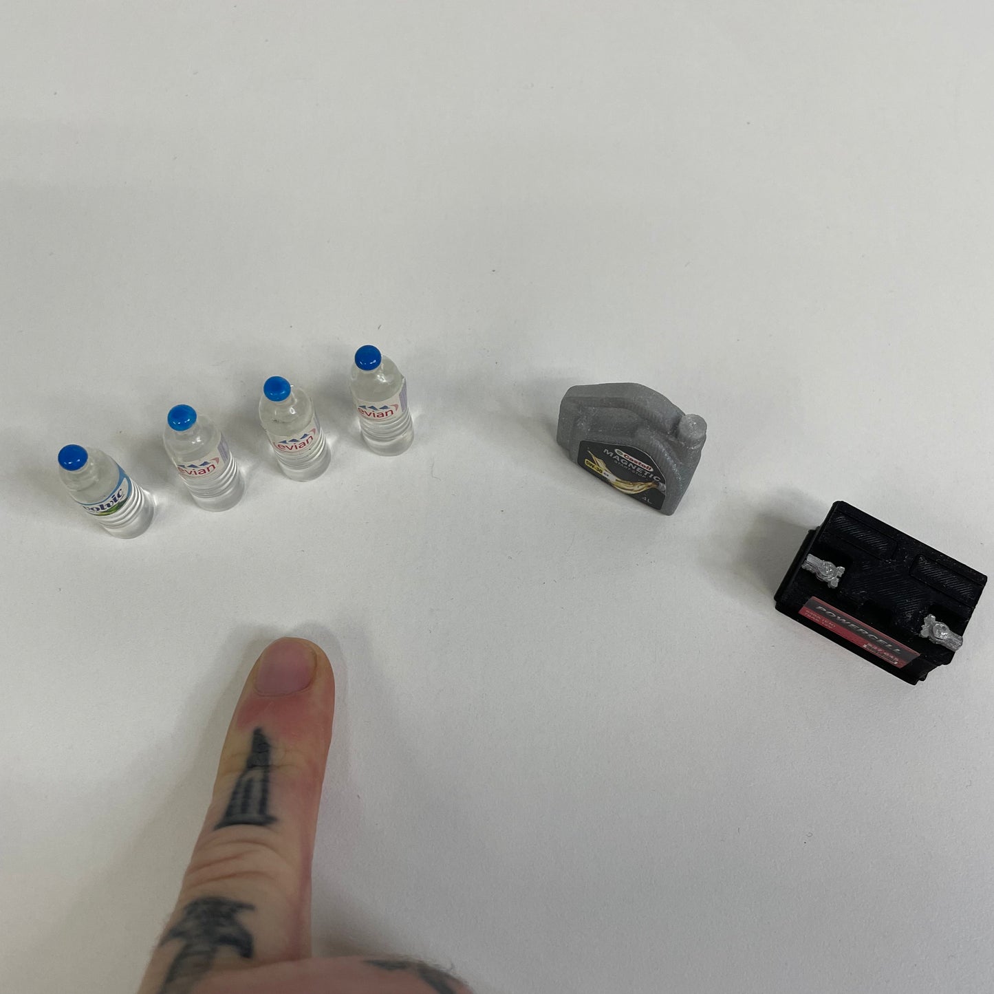 Scale Garage Accessories Battery/Water Bottles/Engine Oil