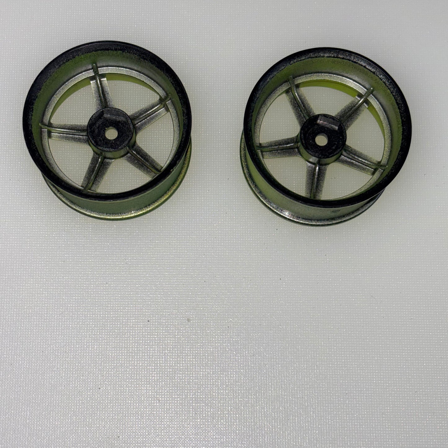 Yokomo 2 x Green Wheels 9mm Offset