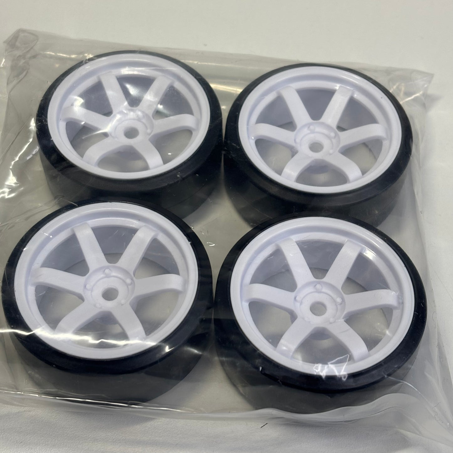 Yokomo White wheels Offset 5mm New & Tyres
