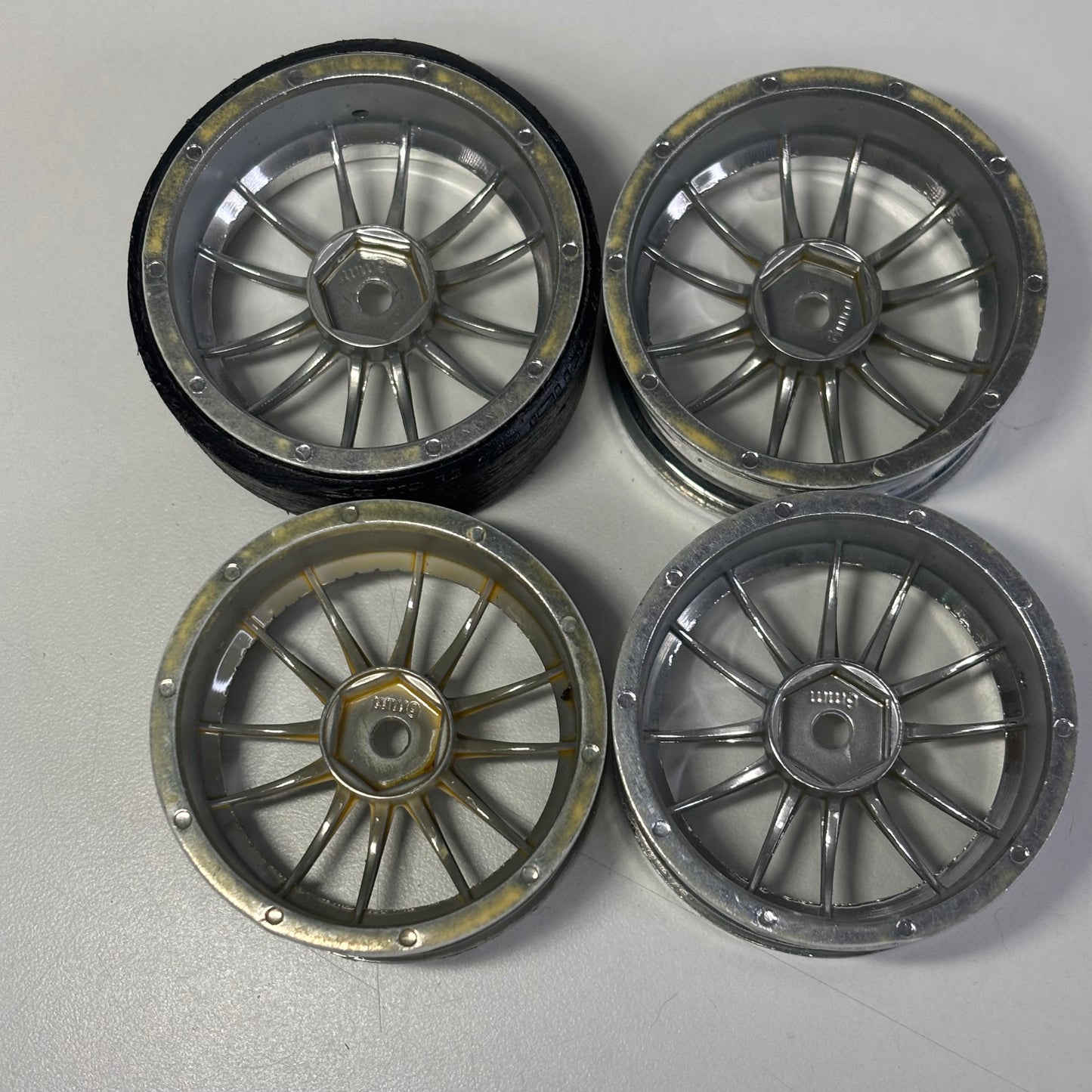 Yokomo White Silver Wheels Offset 6mm