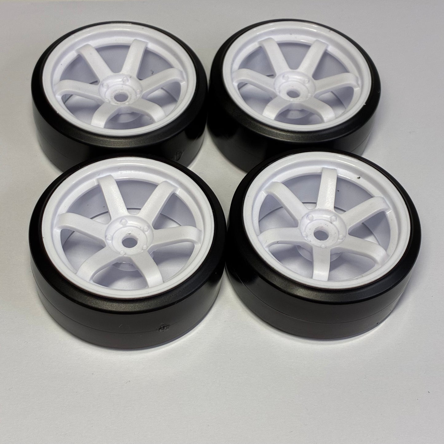 Yokomo White Wheels With Tyres 5mm Offset