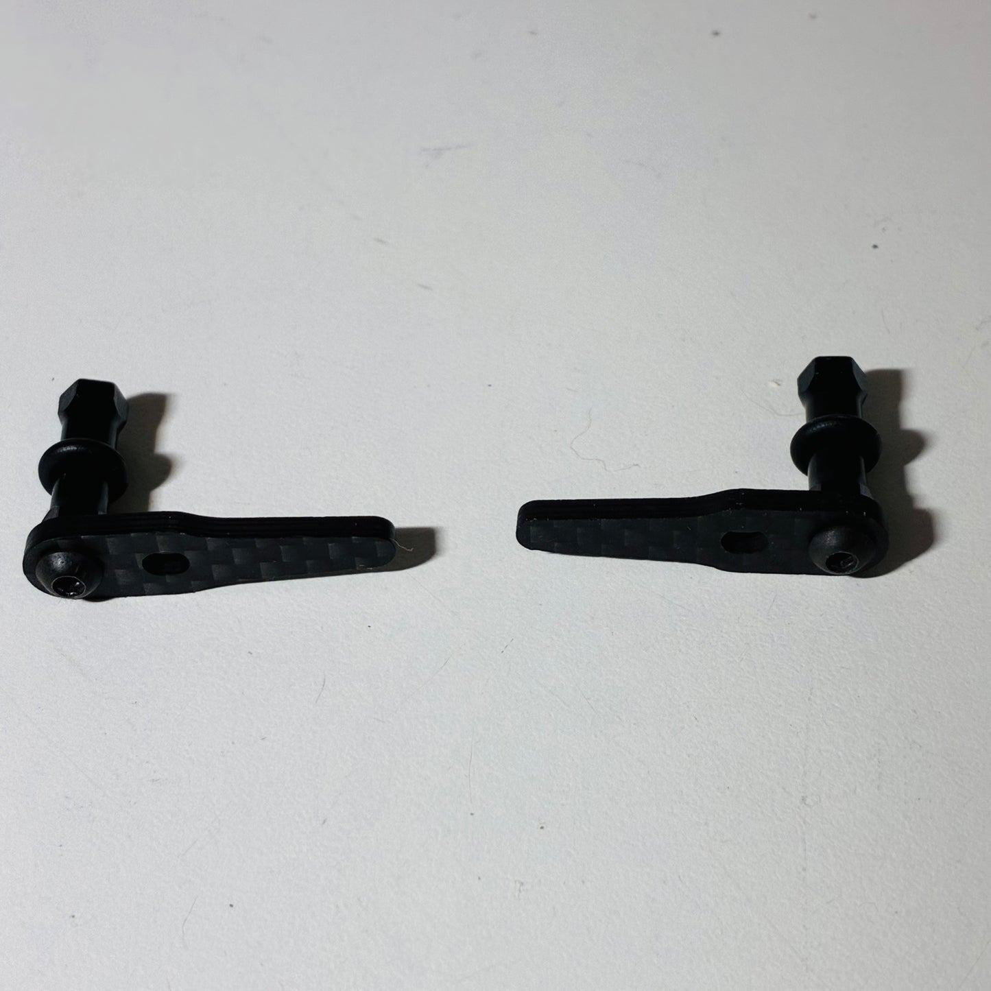 Yokomo Battery Holder Clamp Pair Carbon / Alloy